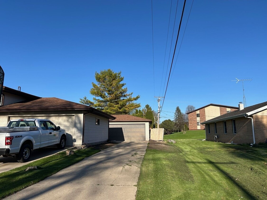 Building Photo - 3 Bedroom 2 Bath 2 Car Garage