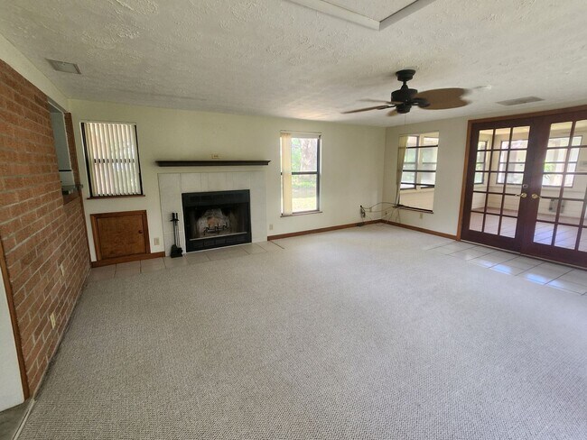 Building Photo - Country Living right off of Baymeadows Road
