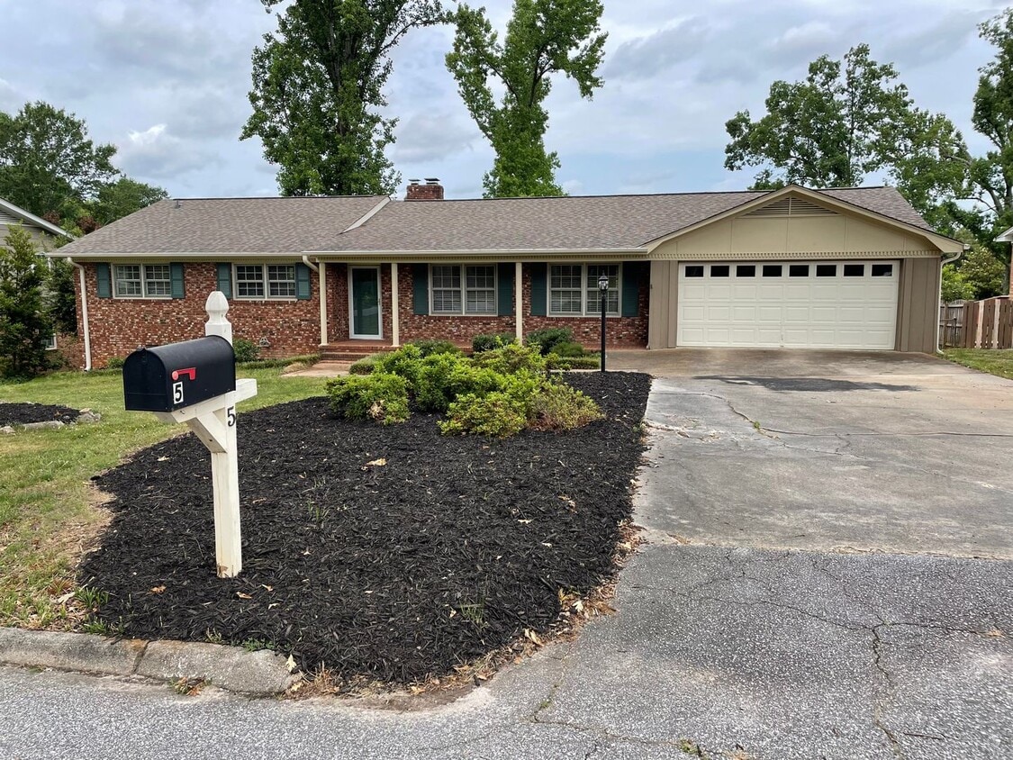 4 Bedroom 2.5 Ranch Located Near Wade Hampton Boulevard!! - 4 Bedroom 2.5 Ranch Located Near Wade Hampton Boulevard!!
