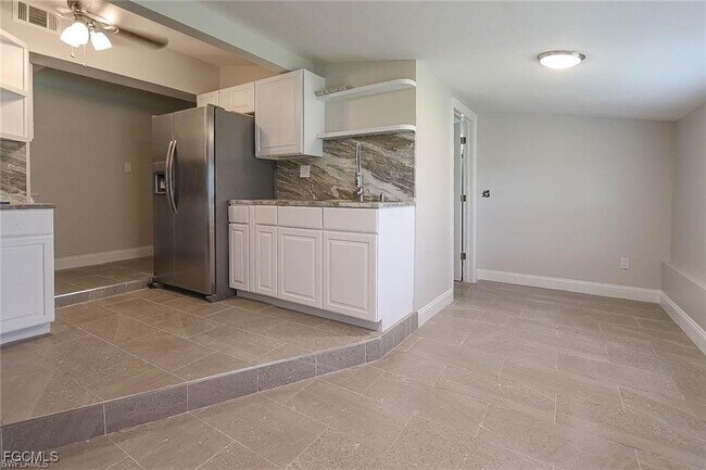 Foto del edificio - 305 Bougainvillea Rd W