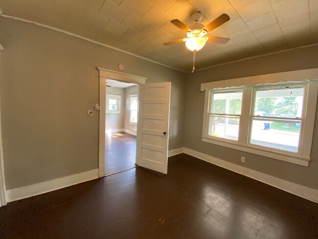 Building Photo - 2 Bed 1 Bath Close to Downtown BG