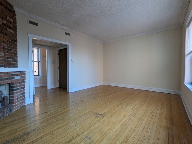 Building Photo - 3523 N Racine Ave