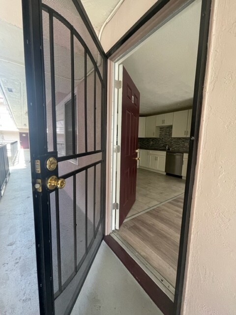 Building Photo - 2605 E 9th St