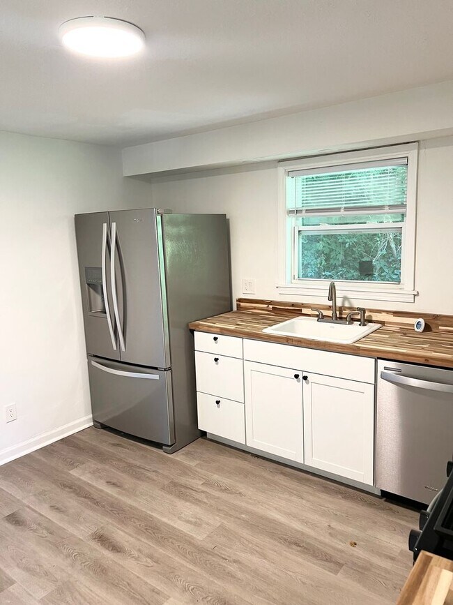 Building Photo - Fully remodeled 4 bedroom, 1.5 Bathroom in...