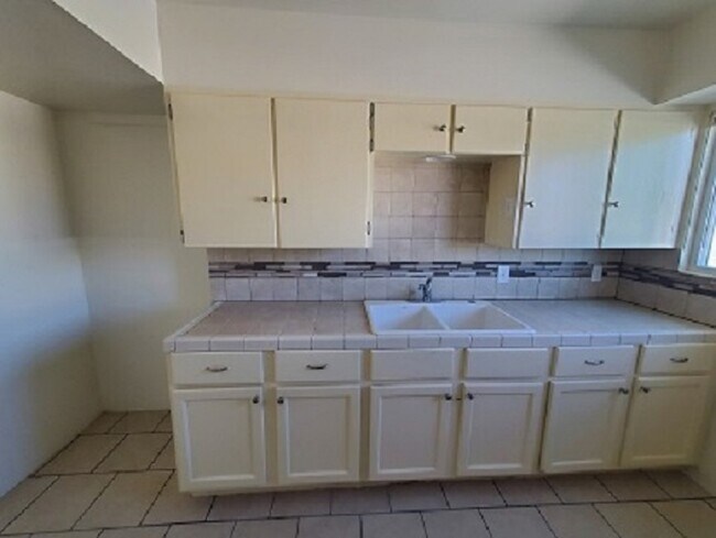 Kitchen - 939 E Hyde Park Blvd