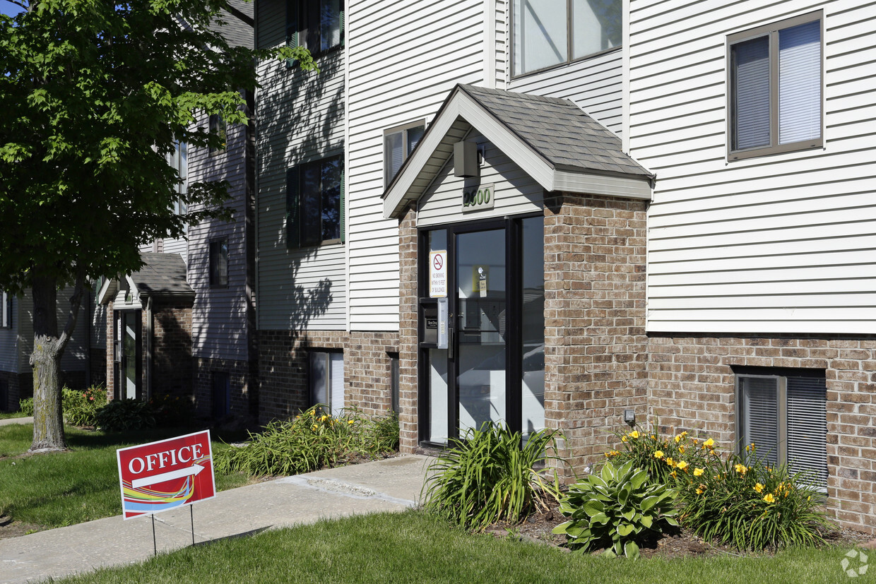 Primary Photo - Longmeadow Apartments