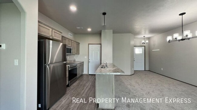 Building Photo - 3 Bed 2.5 Bath Townhome