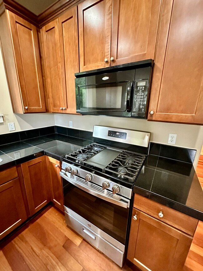 Foto del edificio - Beautiful 6-bedroom 4-bathroom home in an upscale neighborhood in the Sexton Mountain section of ...