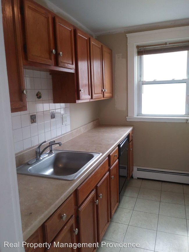 Building Photo - 422-424 Weeden St