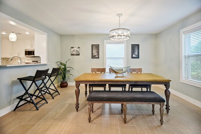 Building Photo - 8 Las Brisas Pl