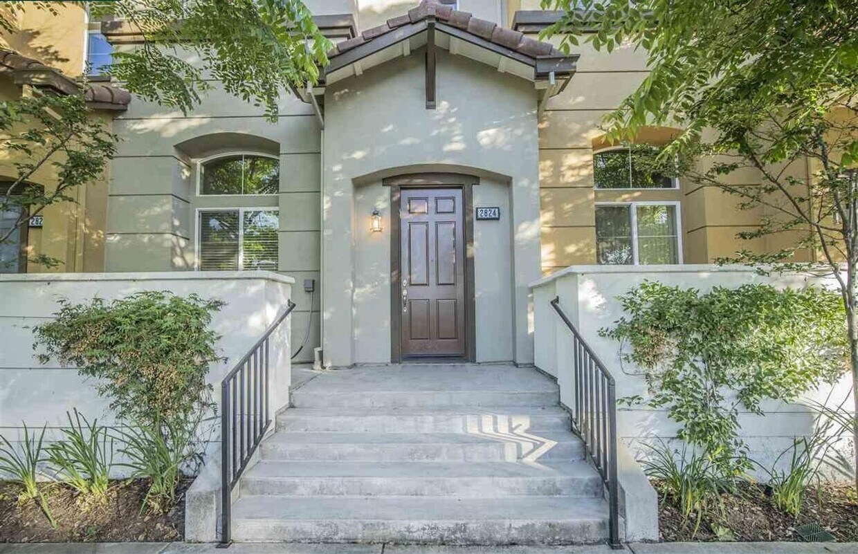 Foto principal - Modern Concord Townhouse 3/2.5 near BART &...