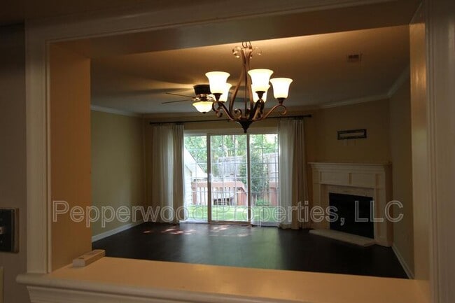 Building Photo - 8 Somersett Dr