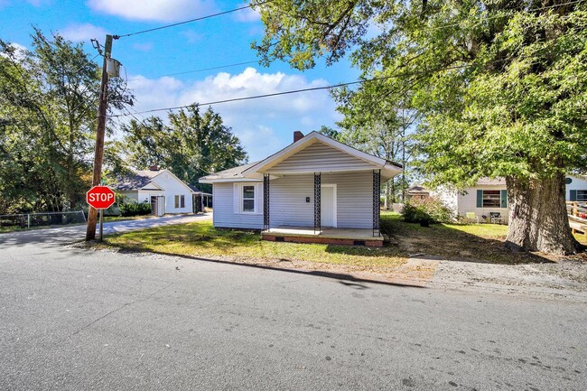 Building Photo - Newly renovated 2 Bedroom 1 bath charming ...