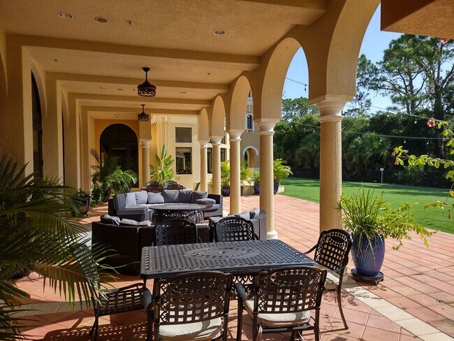 Building Photo - Annual Furnished or Unfurnished 3 Bedroom 2 Bathroom Second Floor Condo in Venetian Golf & River ...