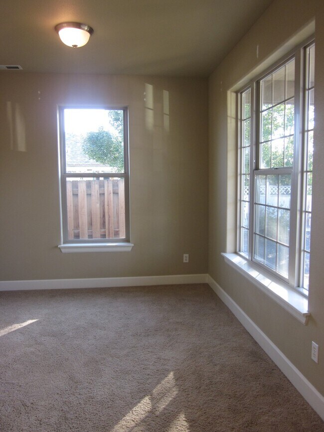 Building Photo - Redmond - Beautiful 2 Story 4 Bedroom Home...