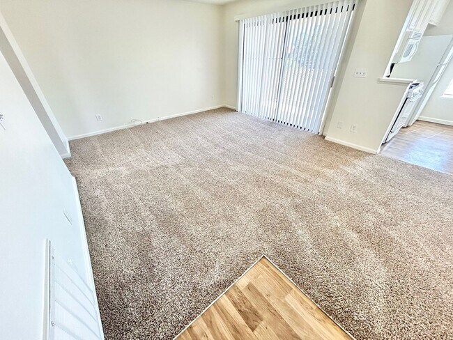 Foto del edificio - ADORABLE UPSTAIRS CONDO! 2 BEDROOM / 2 FUL...