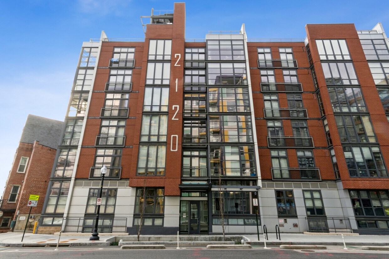 Foto principal - 2120 Vermont Ave NW