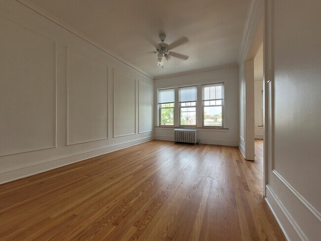 Foto del edificio - 1463 W Summerdale Ave