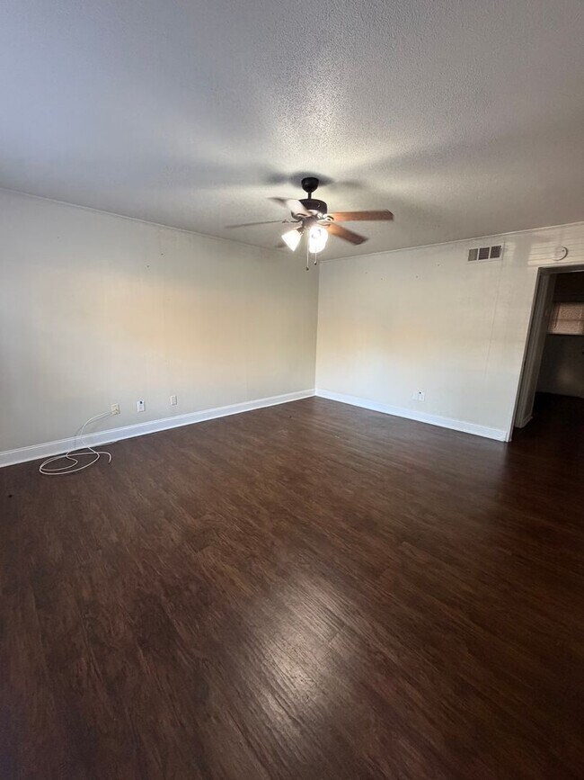 Foto del edificio - Beautifully Renovated Duplex in Prime Auburn Location