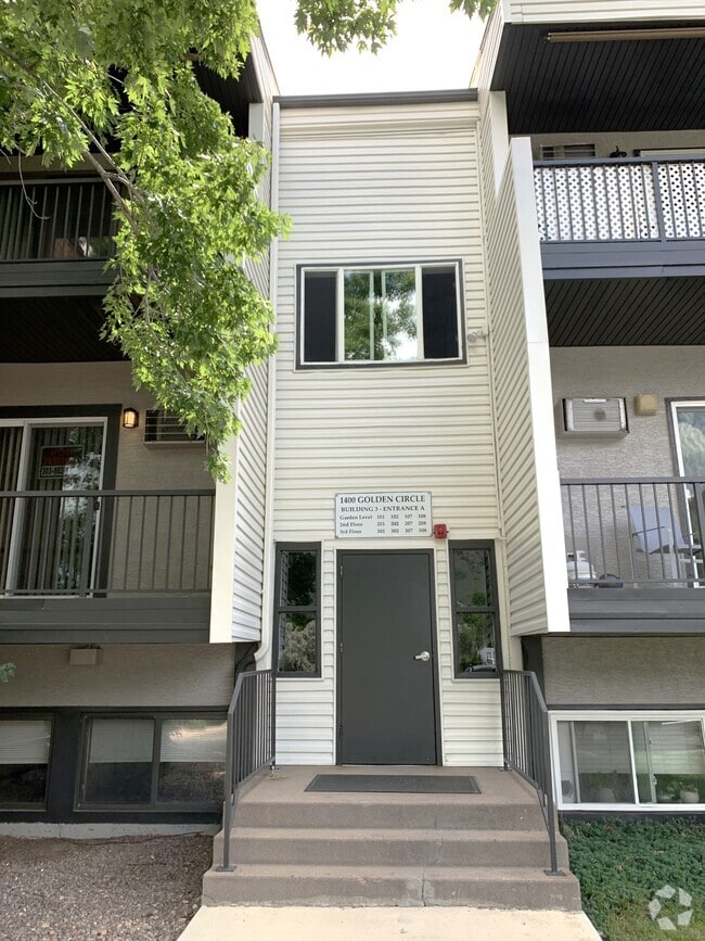 Building Photo - 1400 Golden Cir