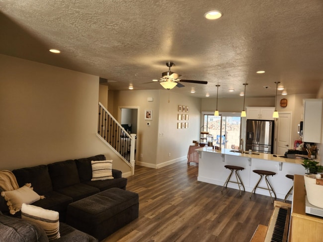 Building Photo - 4 Br / 2.5 Bath Townhome, Like NEW!