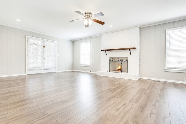 Building Photo - 1371 Spring Valley Ln