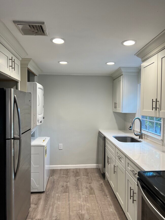 Kitchen with washer and dryer - 200 N Lehigh Ave
