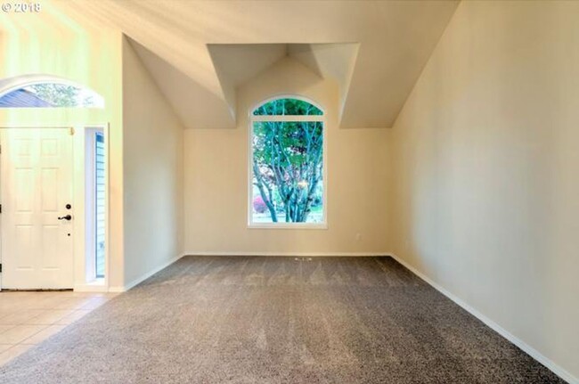 Foto del edificio - Felida Gem... 4 bedroom, 2.5 bath availabl...