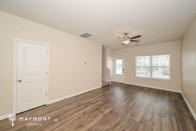 Foto del edificio - 8071 Logan Dr