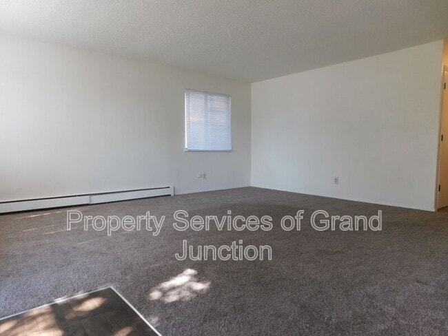 Building Photo - 450 Seminole Ct