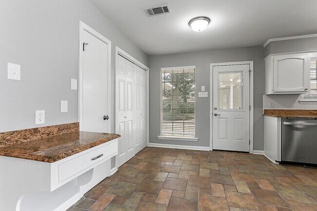 Foto del edificio - 4131 Country View Dr