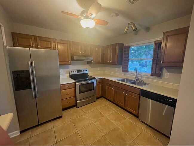Foto del edificio - 1408 Deer Lake Cir
