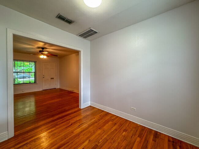 Foto del edificio - 400 E 8th St