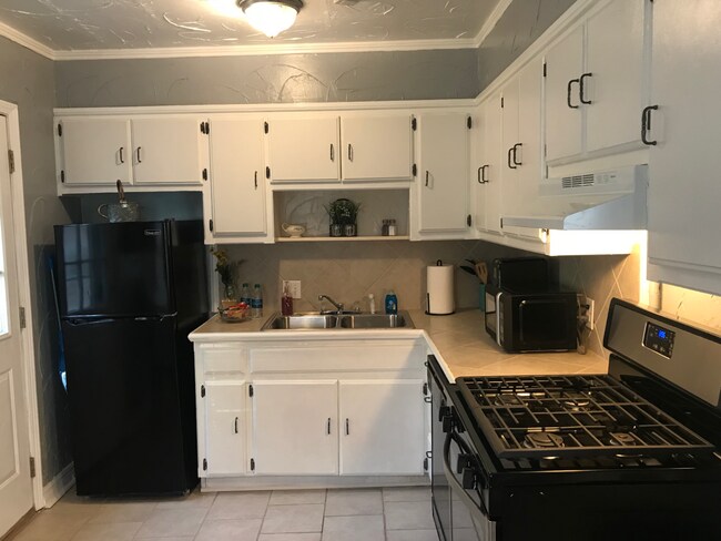 Kitchen - 321 E Harmon Ave