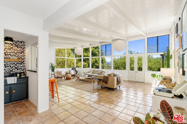 Foto del edificio - 19783 Valley View Dr