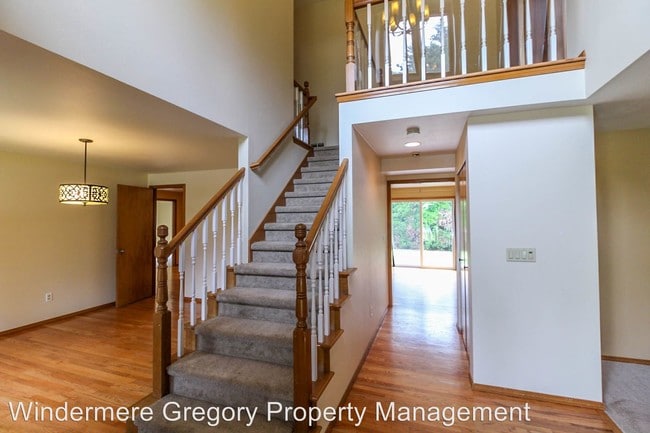 Building Photo - 4 br, 2.5 bath House - 6814 142nd Ct NE
