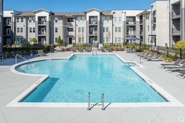 Piscina estilo resort - The Chateau 55+ Age Exclusive Apartments