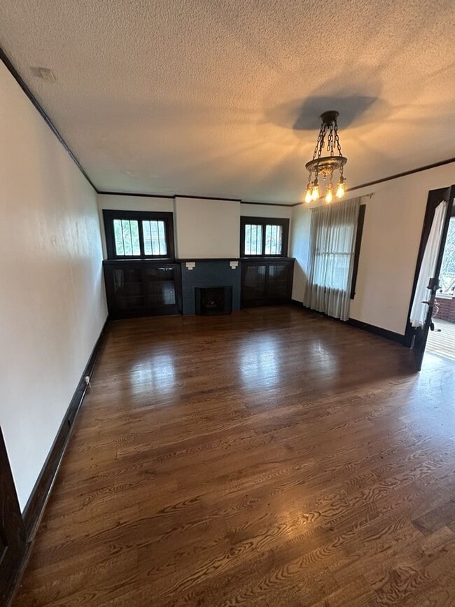 Building Photo - Available Now! 3 Bed 2 Bathroom with a Fenced Yard!