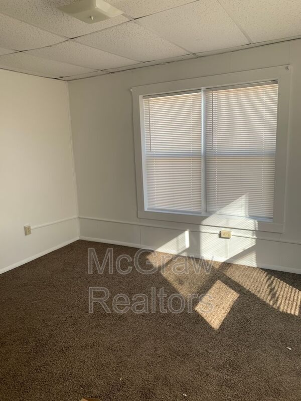 Building Photo - 1124 N Broadway Ave