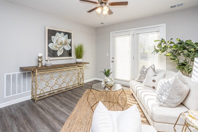 2BR, 2BA - Living Room - Wolf Run Park Apartments