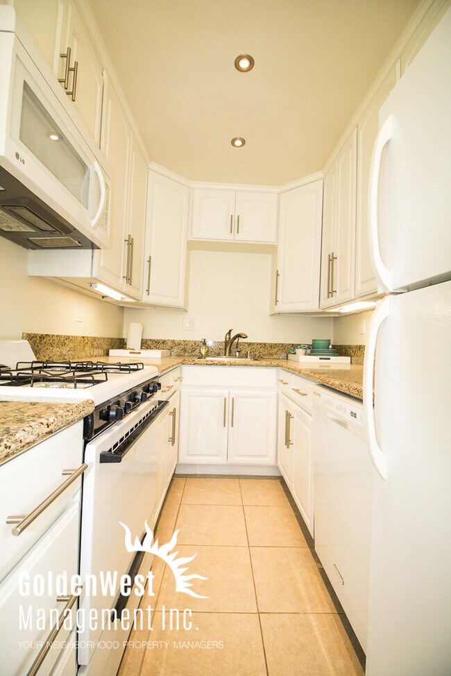 Building Photo - 802 Vanderbilt Pl