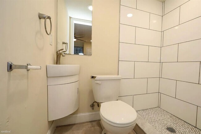 Foto del edificio - 4 br, 2 bath Triplex - 1950 N GRATZ ST Uni...