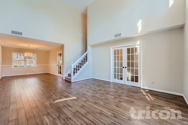 Building Photo - 10930 Pinehigh Dr