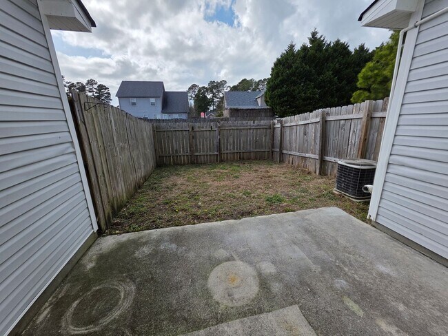 Building Photo - 2 BR 2 BA Townhose