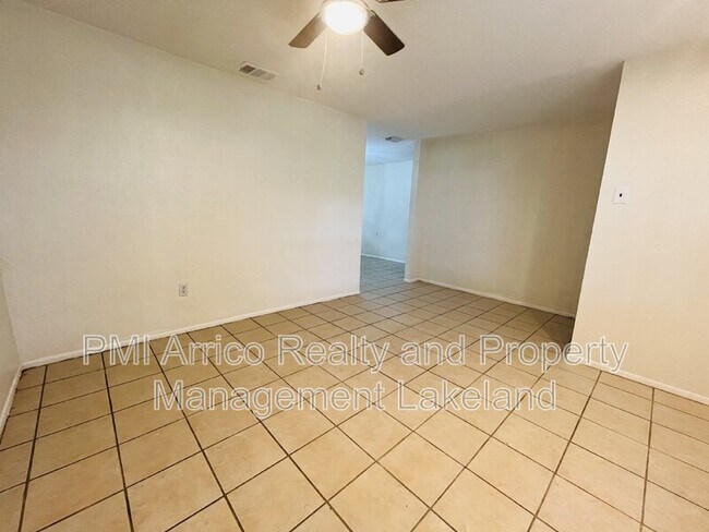 Foto del edificio - 1207 Robert King High Dr