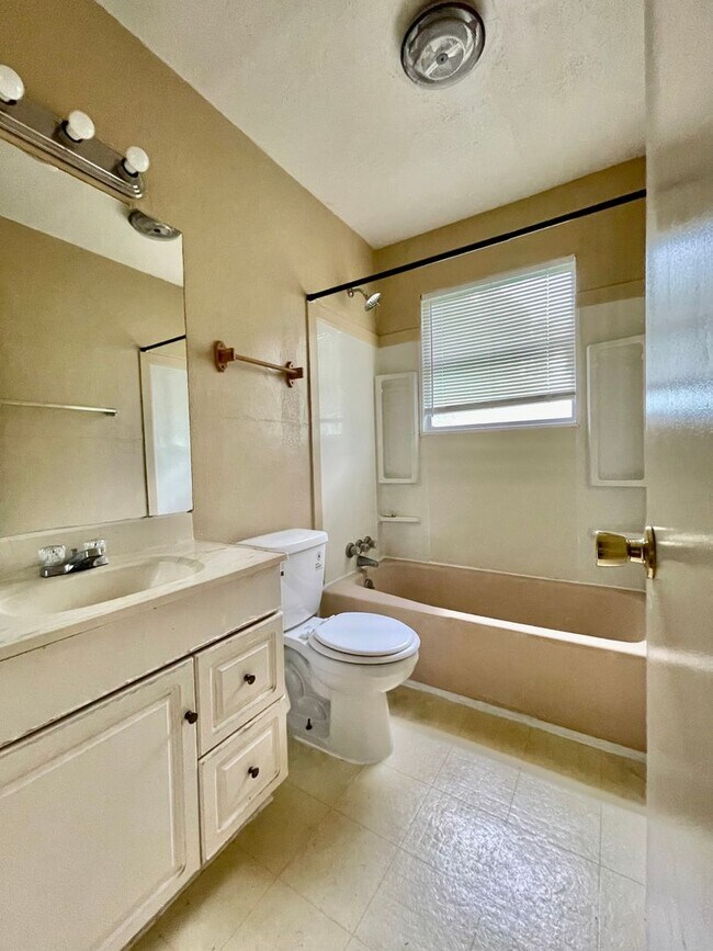 Foto del edificio - Welcome to your charming 3-bedroom, 1-bath...
