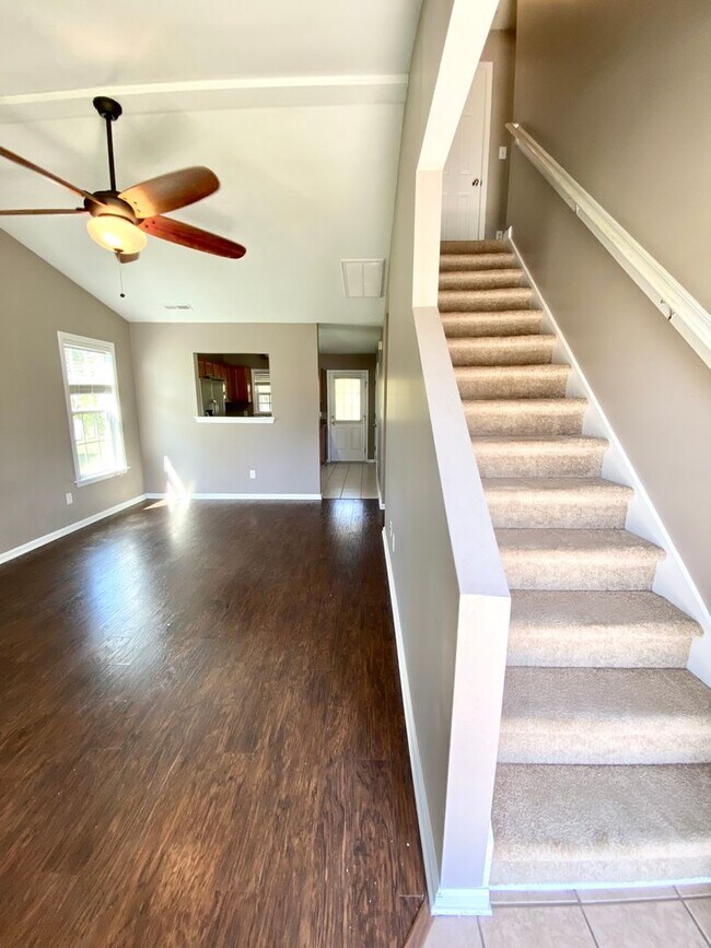 Building Photo - 3 bedroom 3 FULL bath Townhouse!!