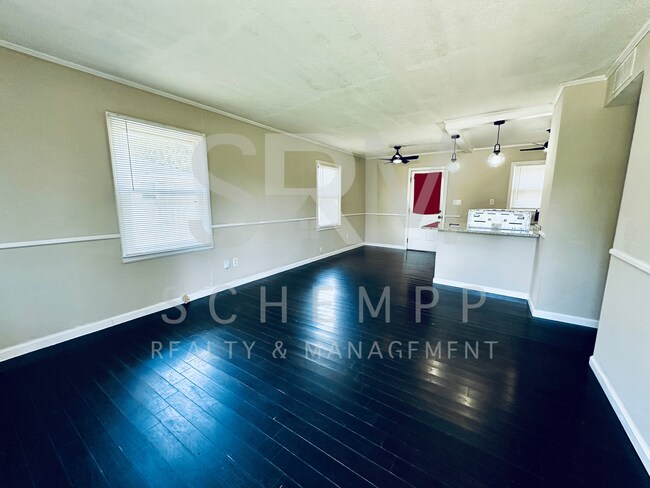 Foto del edificio - Modern 3BR/1BA house off Goldsmith Lane now available!