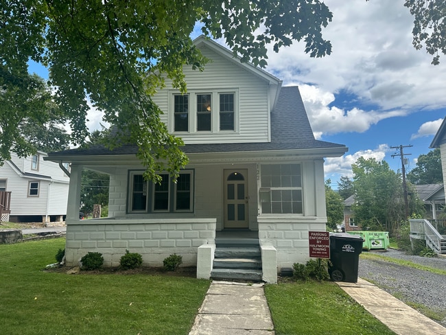 Building Photo - 122 E Irvin Ave