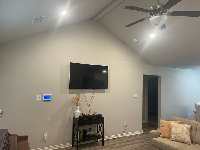 Foto del edificio - Bryan - 3 Bedroom / 2 Bath / 2 car garage / fenced in back yard.